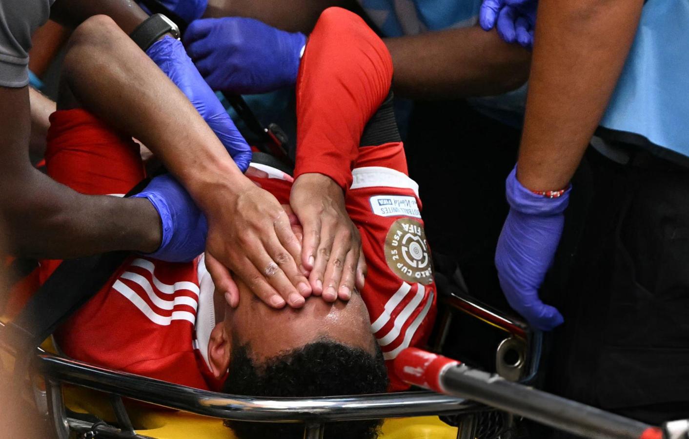 Imagen Musiala se retiró en camilla y llorando del estadio de Atlanta.