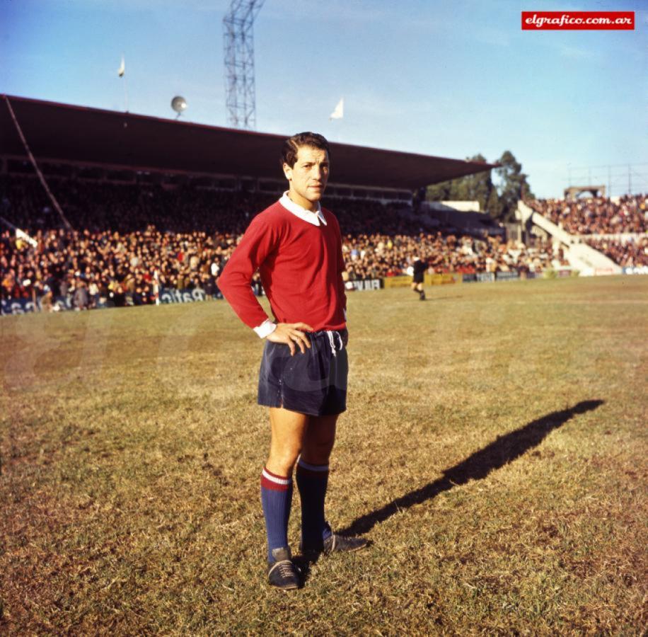 Imagen Miguel Ángel Raimondo posa para El Gráfico en su segundo año en Avellaneda. En el mediocampo de Independiente campeón de todo, Semenewicz corría, Pastoriza organizaba y Raimondo pensaba.