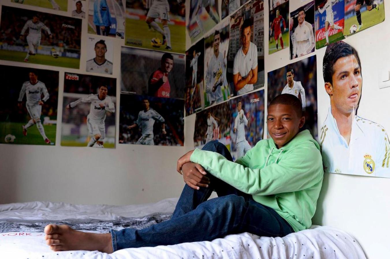 La admiración de Mbappé por CR7 reflejada en su habitación de adolescente. Foto revista Esquire.