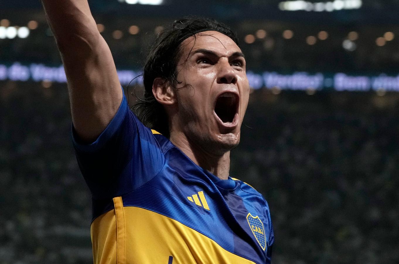 Imagen Cavani festeja con la camiseta de Boca.