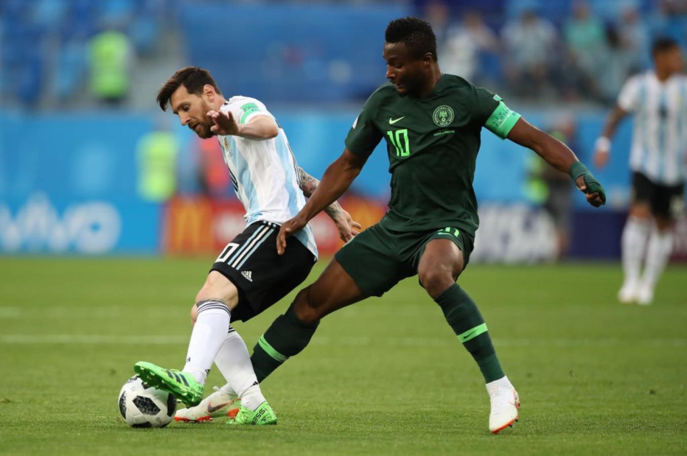 Imagen Obi Mikel marcando a Messi durante el Mundial de Rusia en 2018.