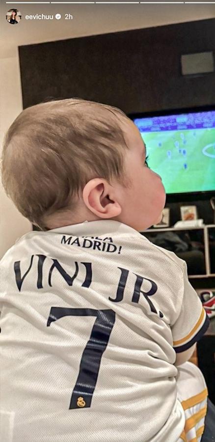Imagen El hijo de Garnacho con la camiseta de Vinicius Jr.