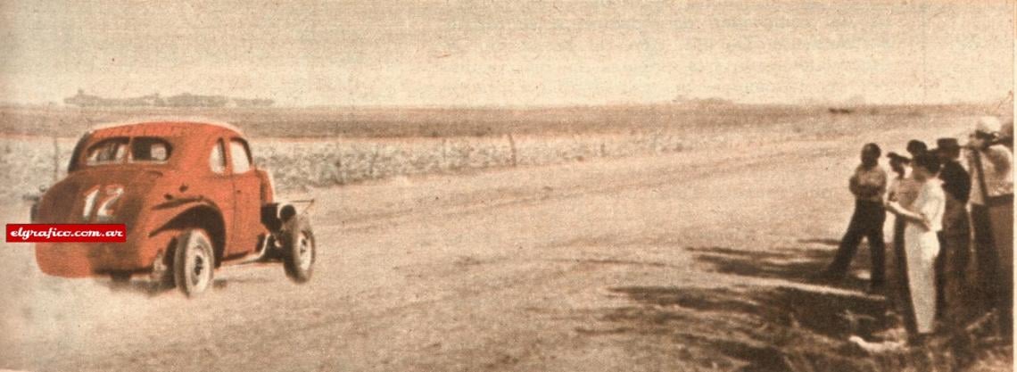 Imagen Nuestro fotógrafo obtuvo la instantánea en la que aparece corriendo Agustín Aguaviva antes del infortunado vuelco, en la primera etapa, en el que perdiera la vida su acompañante Pascual Crocco. 