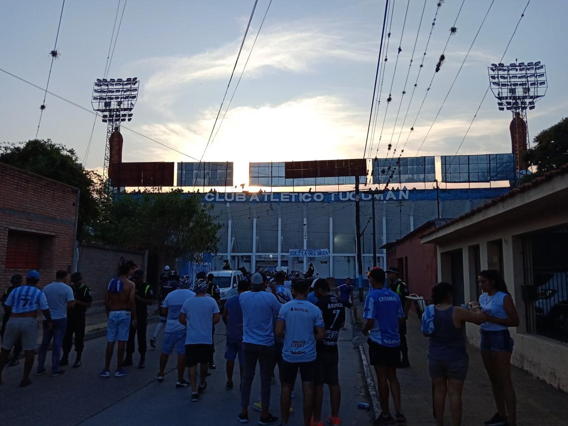 Los hinchas del Decano van ingresando al estadio.