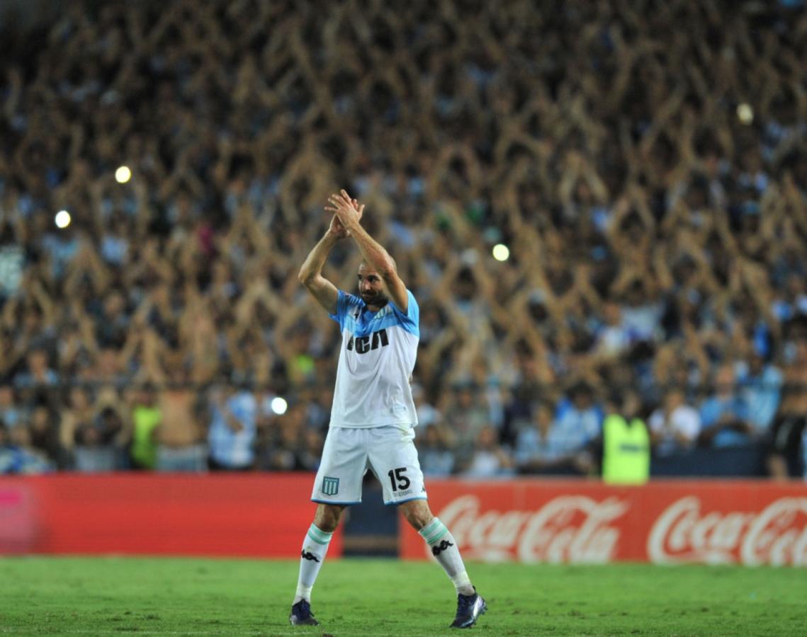 Imagen Una postal en la vida de "Licha" López, el amor de la gente de Racing. Foto Alejandro Del Bosco.