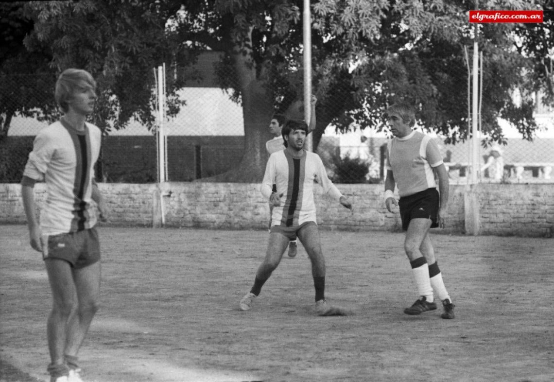 Imagen Técnica elegante, buen estado físico, jugador de pierna fuerte, caudillo, genio y figura: el eterno Enrique Macaya Márquez en 1977 jugando frente Carlos Ares y José Prieto de El Gráfico.