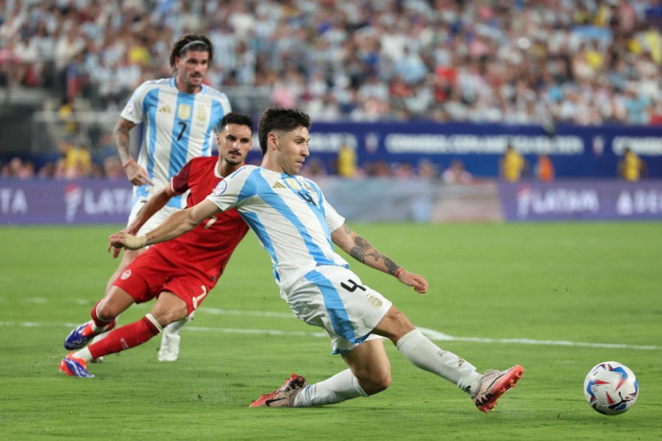 Imagen Gonzalo Montiel terminó con un golpe en el tobillo ante Canadá pero sería titular en la final.