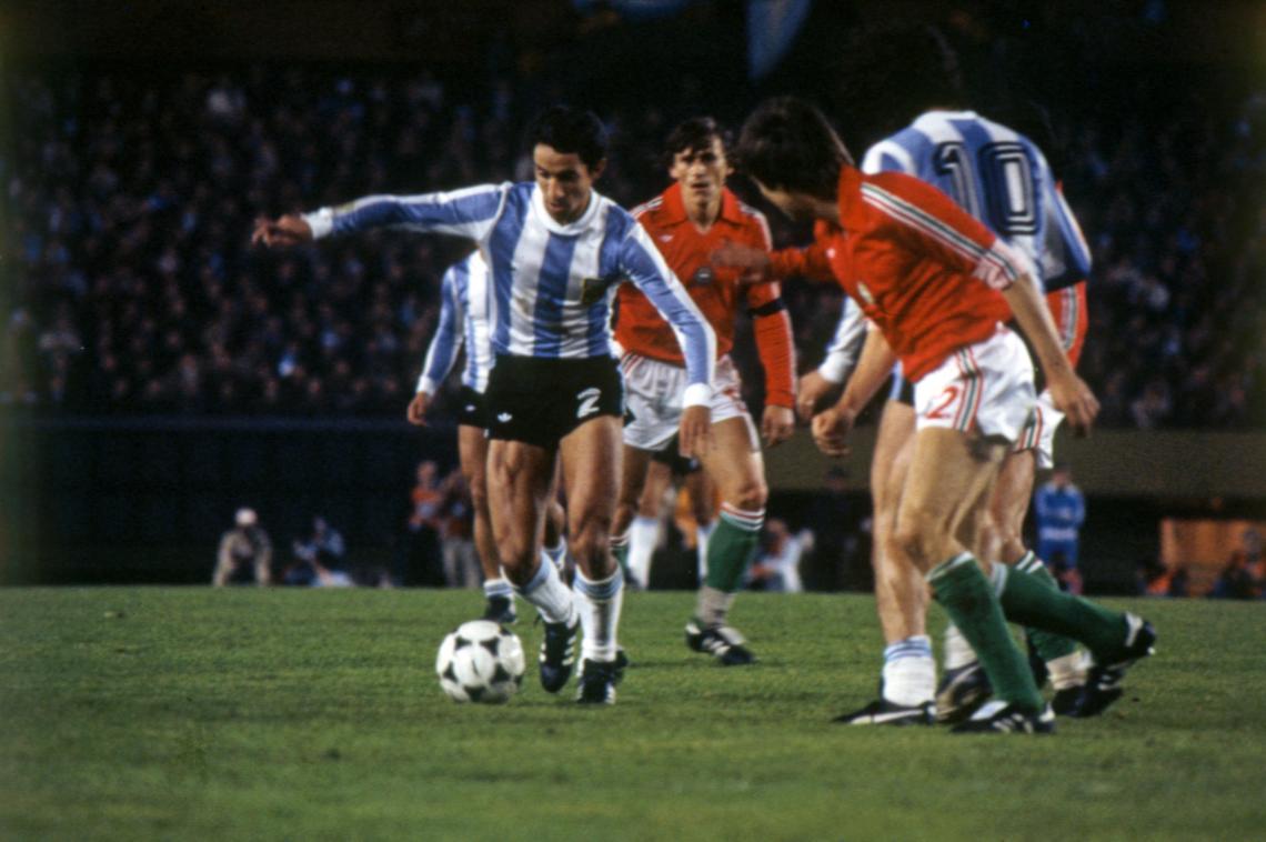 Imagen Argentina frente a Hungría. Mundial 1978, Vean que bien cortina Kempes mi salida franca en media cancha.