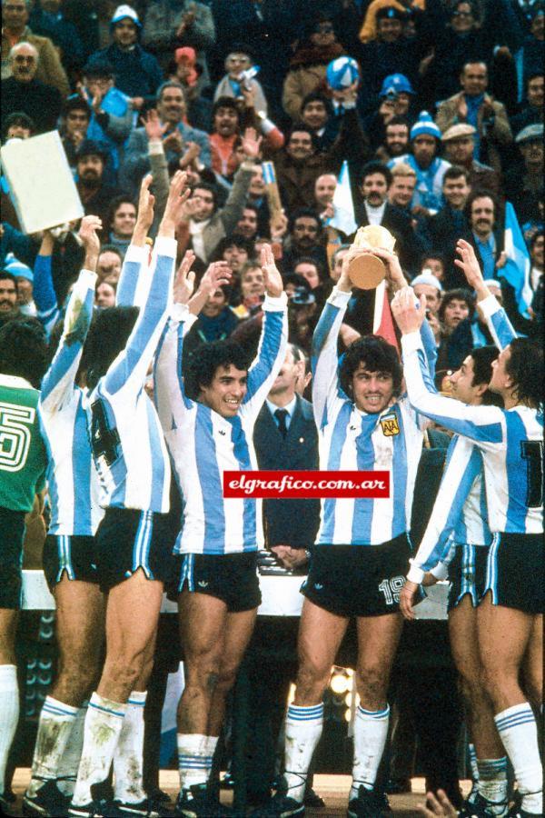 Imagen Argentina acaba de escribir una de las páginas más doradas de la historia de su fútbol. Passarella levanta la Copa más hermosa de todas. Ardiles la mira asombrado. Gallego y los demás levantan los brazos. La Selección era campeona del mundo.