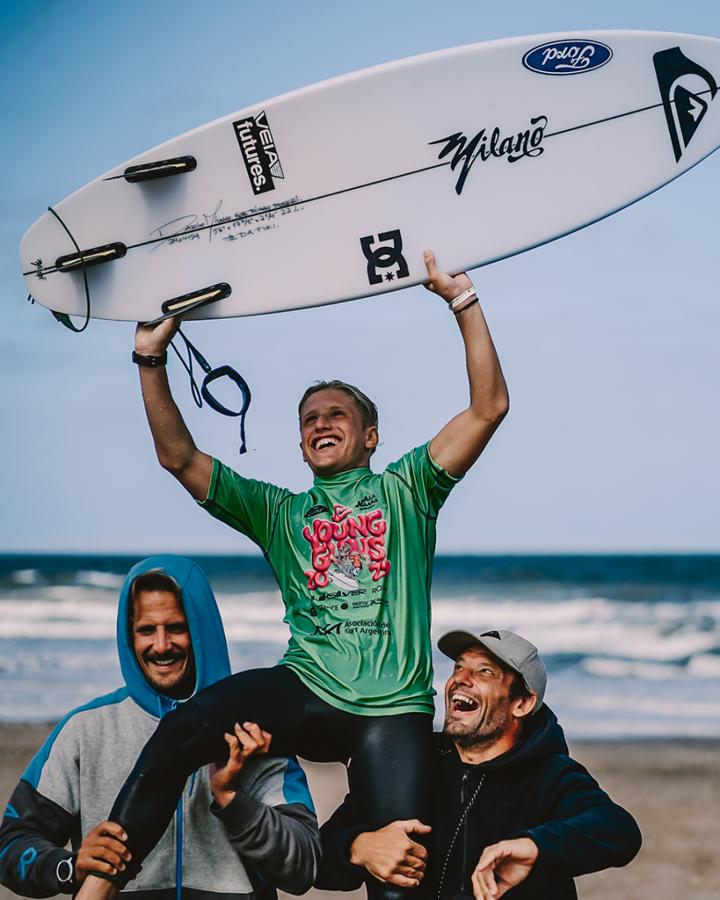 Imagen Thiago y Martín Passeri, en el mar.