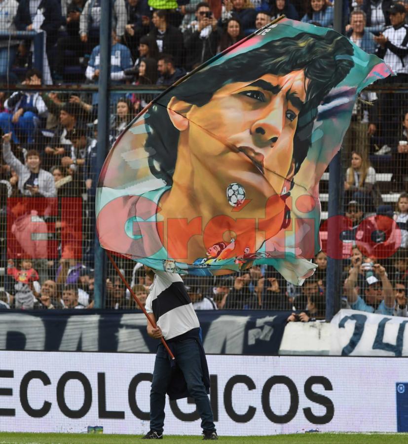 Imagen Tribunas llenas y banderas, la liturgia Maradoniana. Foto Alejandro Del Bosco.