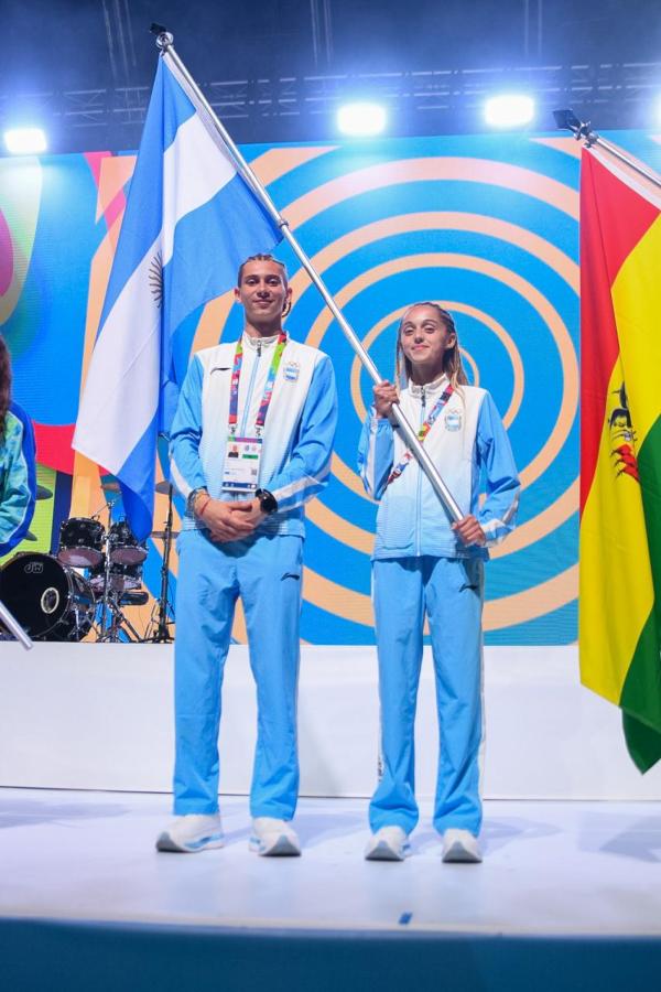 Imagen Los abanderados de la ceremonia de cierre: Zoe Gorski y Pedro Valentín Olmos, campeones en atletismo.