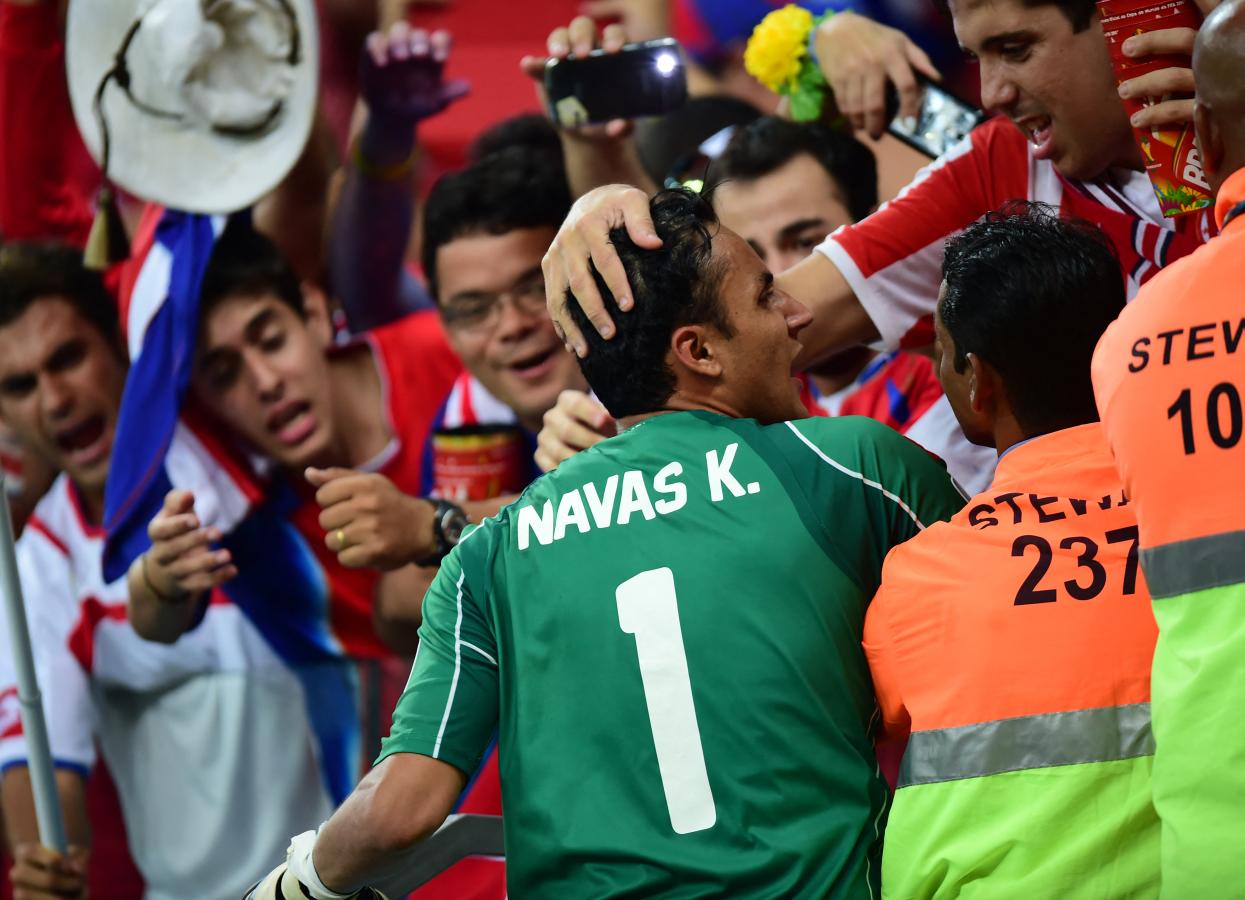 Imagen El Mundial 2014, el salto a la fama de Keylor Navas. Fue clave en los penales contra Grecia para lograr la clasificación a cuartos de final (RONALDO SCHEMIDT / AFP)