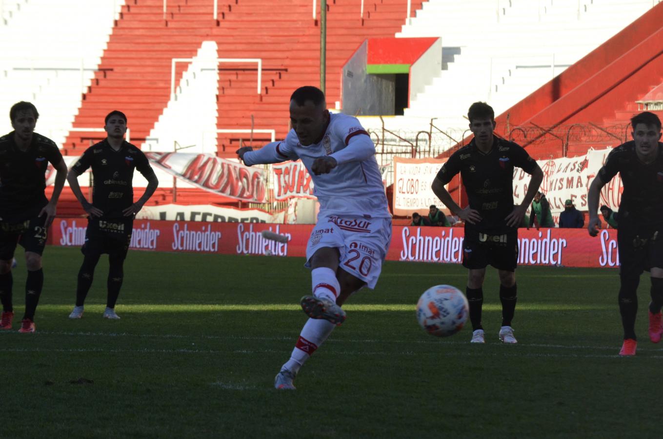 El uruguayo Candia marcó el tanto del empate con este penal. Foto: @CAHuracan