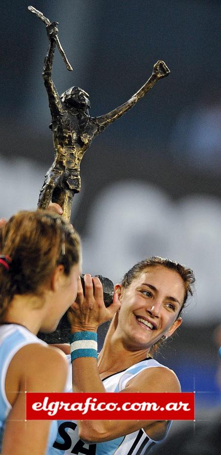 Imagen Desde el año pasado, Aymar es la capitana del equipo y fue la encargada de levantar el Champions Trophy.