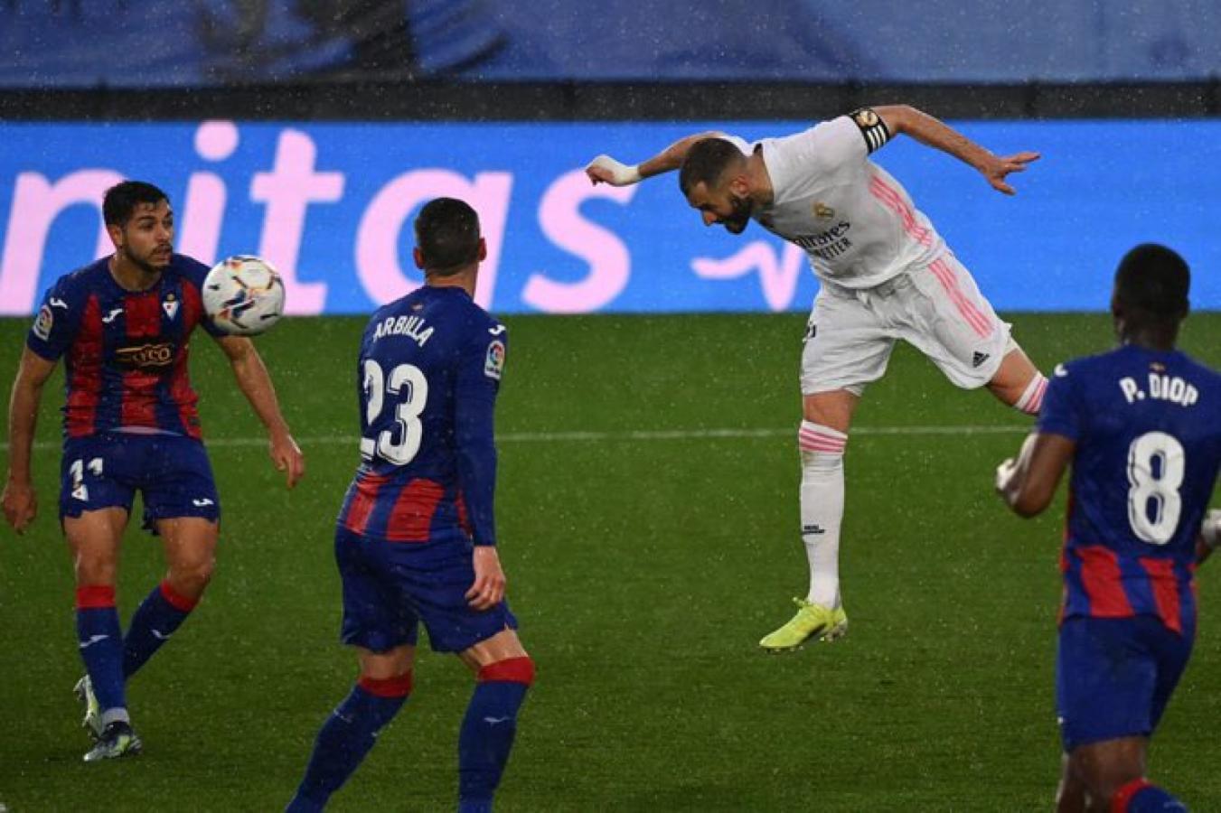 Imagen Benzemá puso las cifras finales con este cabezazo. Fue su 18° gol liguero en la presente temporada.