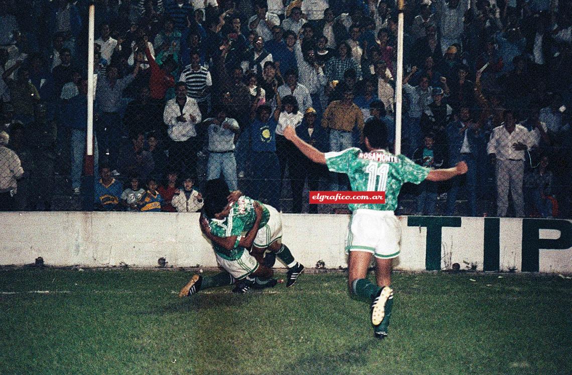 Imagen La emoción es total, el grito de gol y un abrazo eterno.