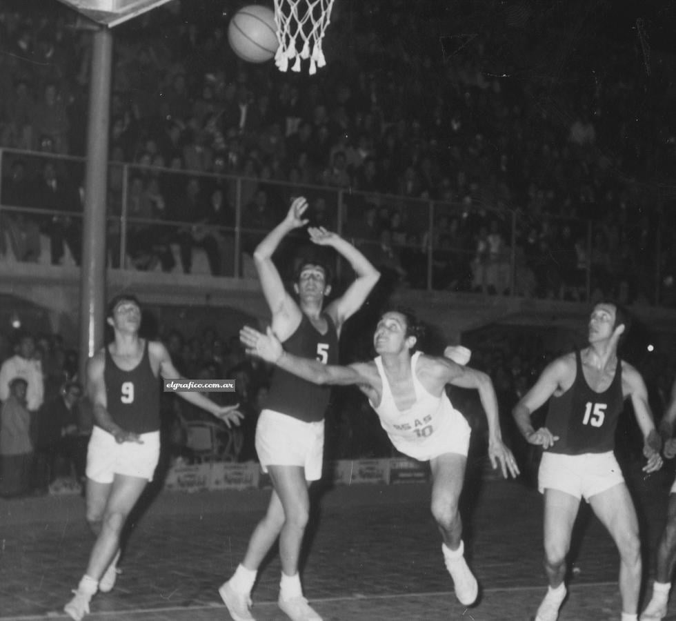 Imagen El temperamento que aflora siempre, el fervor que contagia como ninguno, la entrega íntegra. El jugador de las contorsiones más raras... Aquí "vuela" para convertir un dable en la gran final del Campeonato Argentino de San Luis, en el encuentro en que Provincia de Buenos Aires derrotó a Capital Federal. Nos confirmó el "japonés" Néctar Santini, su DT cuando Atilio José Fruet era cadete de Independiente: "Así fue siempre. Fogoso, todo nervio, peleador, pero sincero... No me equivoqué al anticipar que en esos cadetes «violetas» estaba el futuro centro de la selección bahiense..." 