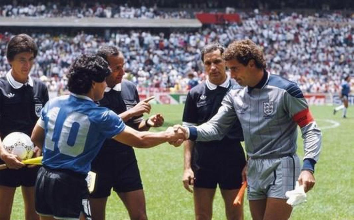 Imagen Peter Shilton y Diego Maradona, un viejo conocido.
