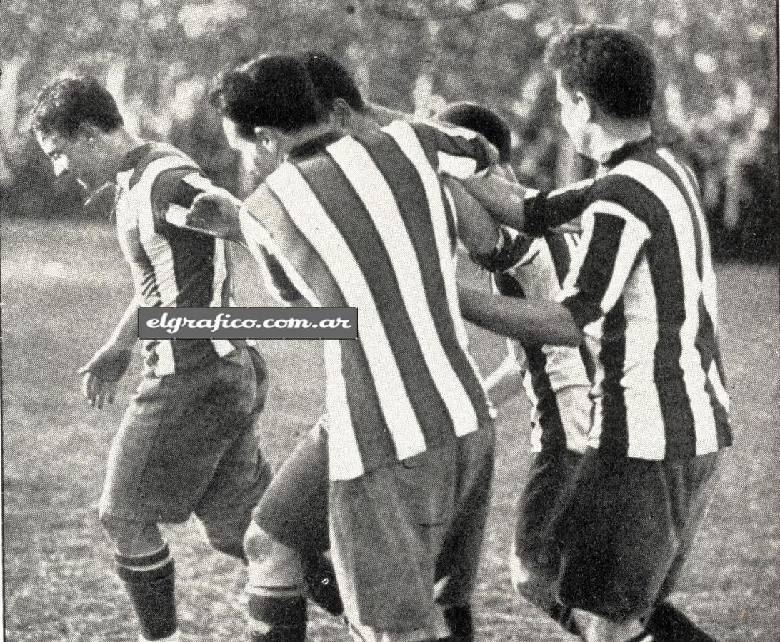 Imagen Ganduglia, después de señalar el empate para River, es objeto de demostraciones cariñosas y entusiastas de sus compañeros Gondar, Bonelli. Malazzo y Locassio. Los locales, de acuerdo al juego desarrollado, merecieron ganar por 6 goals.