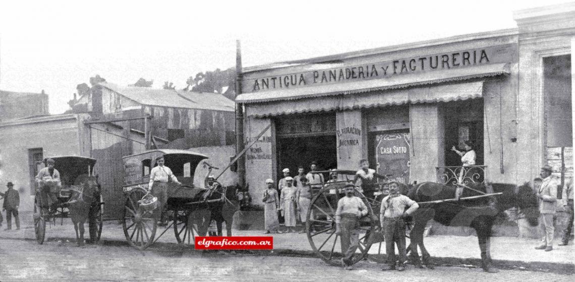 Imagen Así era la esquina de Rioja y Caseros en 1908, cuando nació Huracán. Cerca de esa antigua panadería de Parque Patricios surgió el Globo un día 1° de noviembre. 
