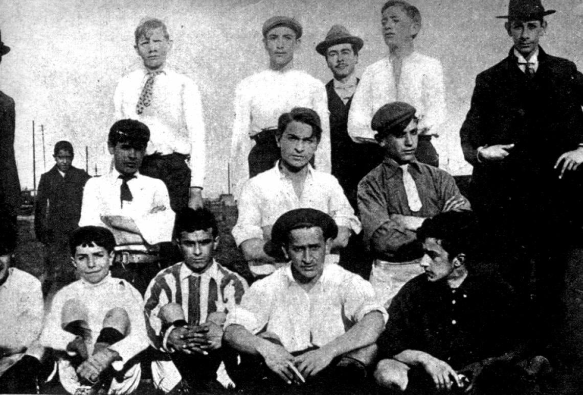 Imagen Team de 1906 en el que "algunos" lucen los colores del club: camisa blanca con bolsillo azul. Forman el grupo: Fernando Aizpuru, J. Ronald, F. Moreno, Severo Rodríguez, Andrés Ferrier, N. Fernández (referee), Luis Lage, Marcelo Degiorgi, A. Martín, Julio F. Mantecón. J. Quaglino, N. Altieri, Rosendo Degiorgi y Alberto Arregui.