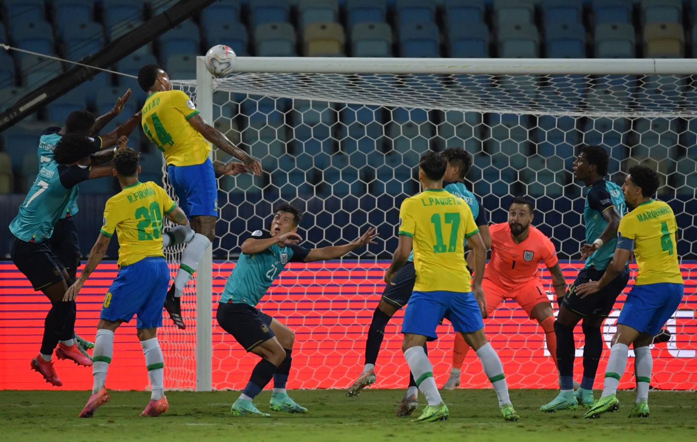 Imagen Eder Militao gana en las alturas y mete un cabezazo letal para estampar el 1-0 de Brasil. Foto: Nelson Almeida (AFP)