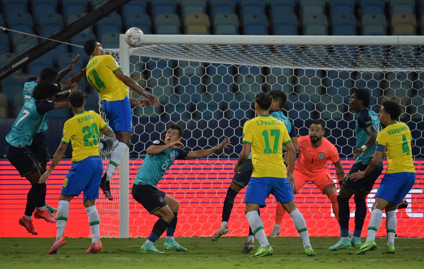 Eder Militao gana en las alturas y mete un cabezazo letal para estampar el 1-0 de Brasil. Foto: Nelson Almeida (AFP)