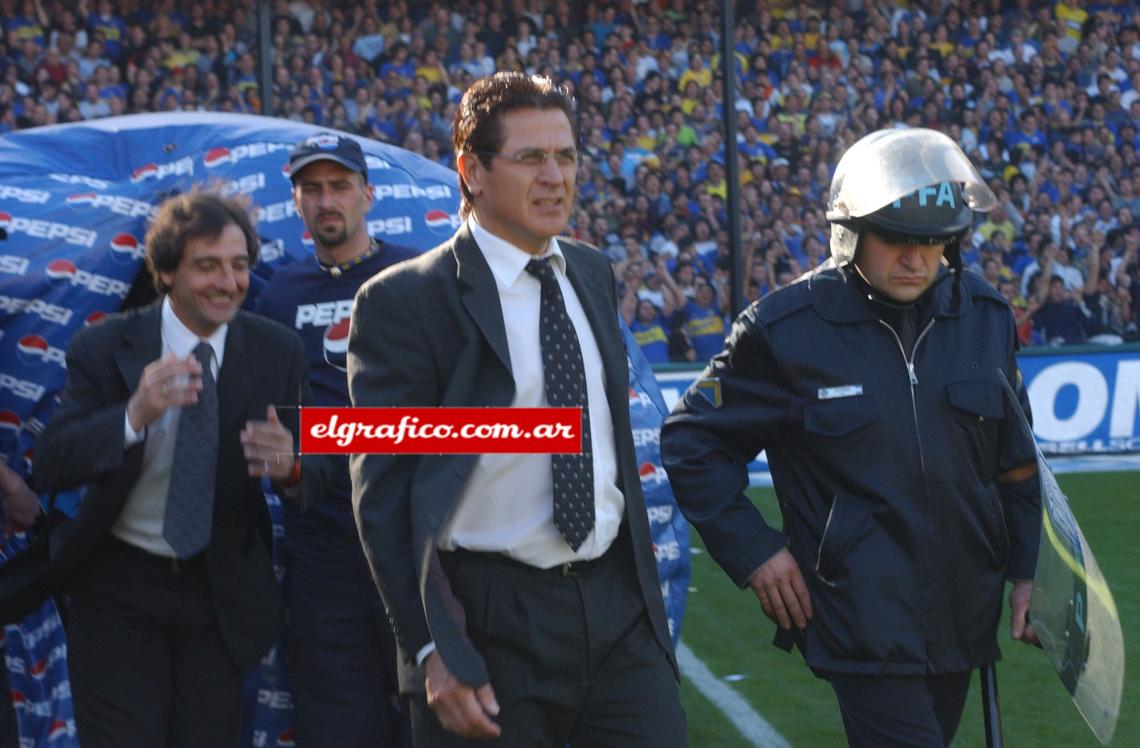 Imagen En diciembre de 2003 Fillol sucede a Ángel Cappa como DT de Racing. “Racing estaba mal. Yo depuré el plantel, hice una campaña de 29 puntos y cuando quise armar mi plantel trajeron los jugadores con el torneo empezado. No lo considero un fracaso”. Detrás de él, en la foto, uno de sus ayudantes Jorge Higuaín.