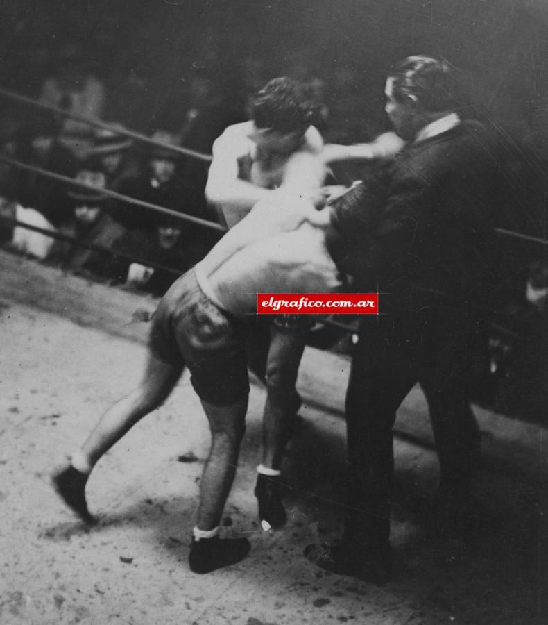 Imagen  Imagenes de su sexta pelea como profesional contra Enrique Venturi el 5 de Febrero de 1929. Ganó Justo por KO en el round 5. 