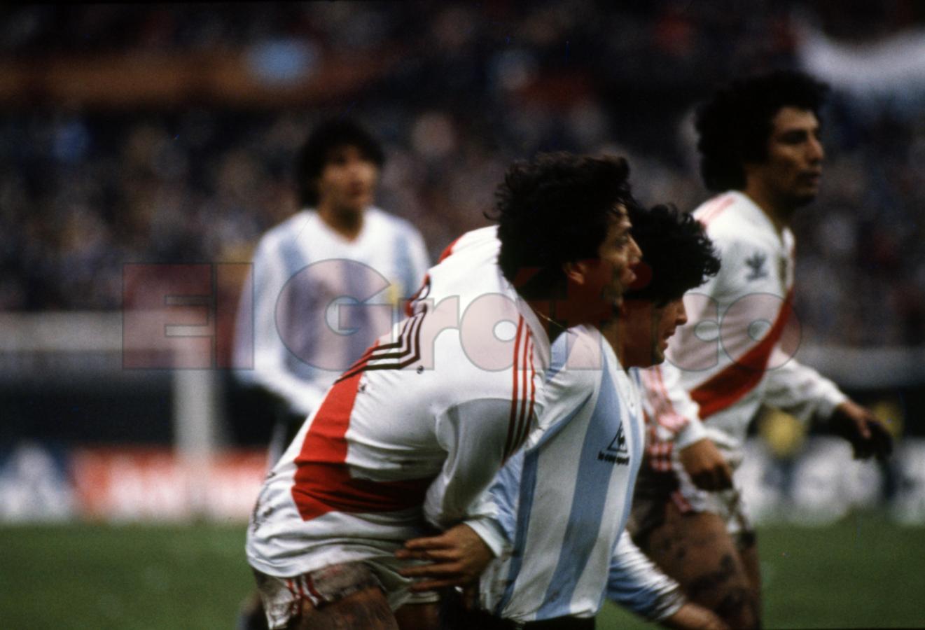Maradona sufre la férrea marca 