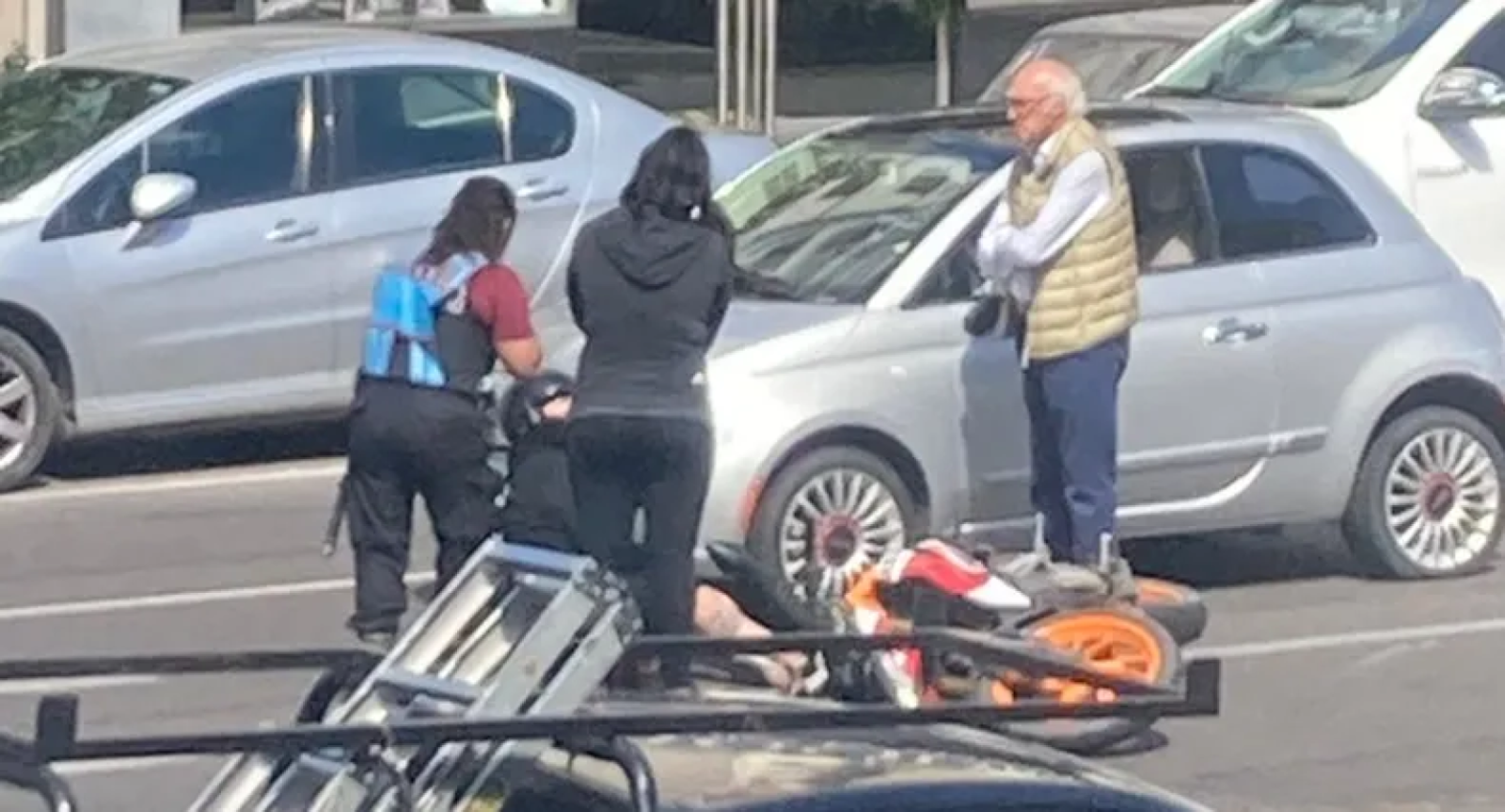 Imagen Carlos Bianchi observa al motociclista en el piso.