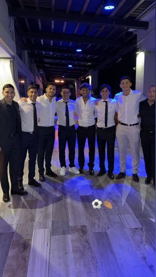 Imagen Los jugadores actuales y los ex de Boca que acompañaron a Zenón en su casamiento.