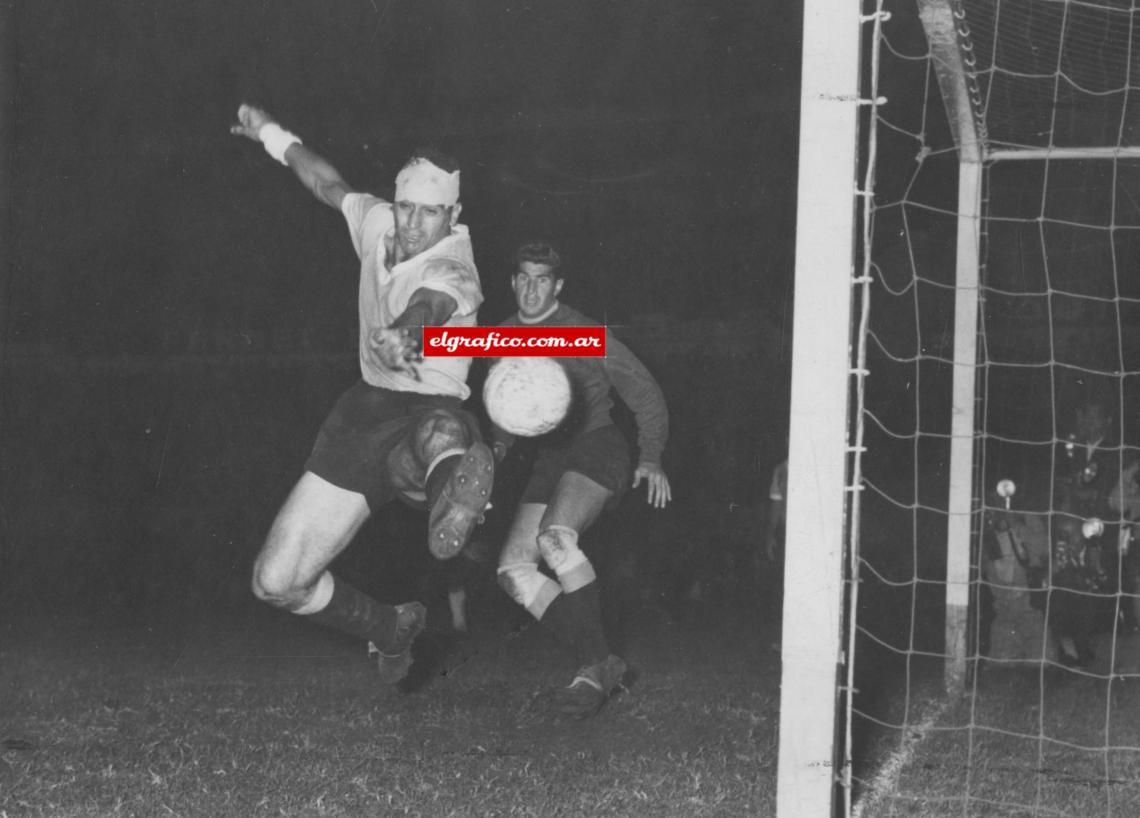 Imagen El segundo gol brasileño. Una jugada personal de Pelé terminó en medio centro pasado hacia la derecha, con previa mala salida de Leiva. Valentim le puso cómodo el cabezazo y William Martínez, el hombre de la cabeza herida, nada pudo hacer para impedirlo.