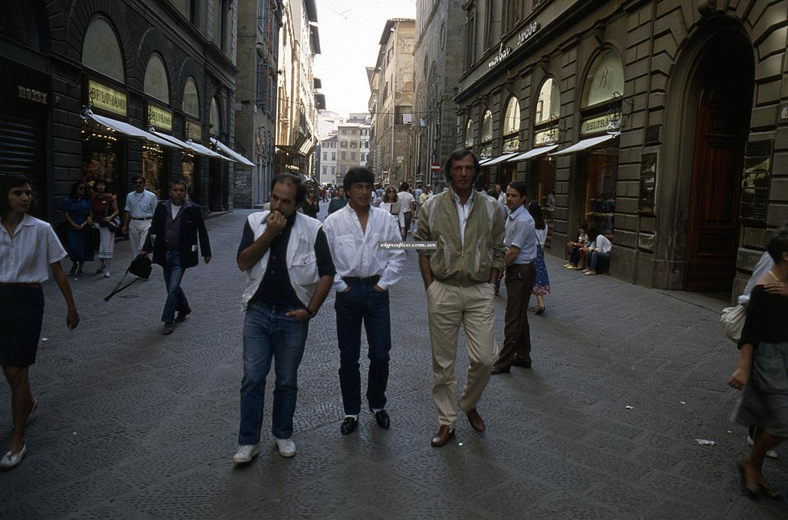 Imagen Caminata de tres argentinos por la parte histórica de la ciudad. El Daniel, como lo llaman los italianos, acentuando la "a"; César Luis Menotti, un visitante ilustre, y José Luis Barrio, de EL GRAFICO.