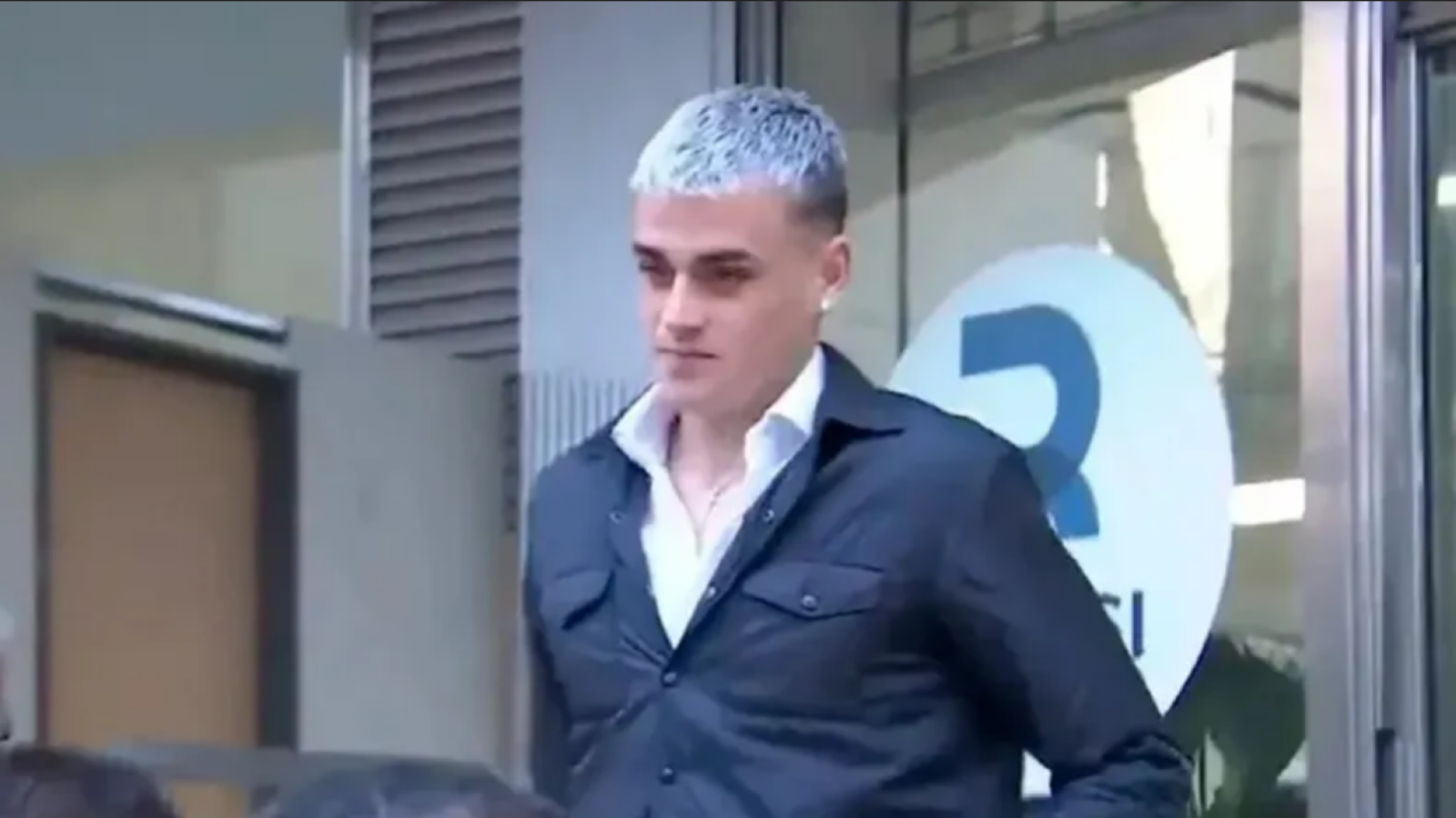 Imagen Nicolás Fonseca a la salida de la revisión médica.