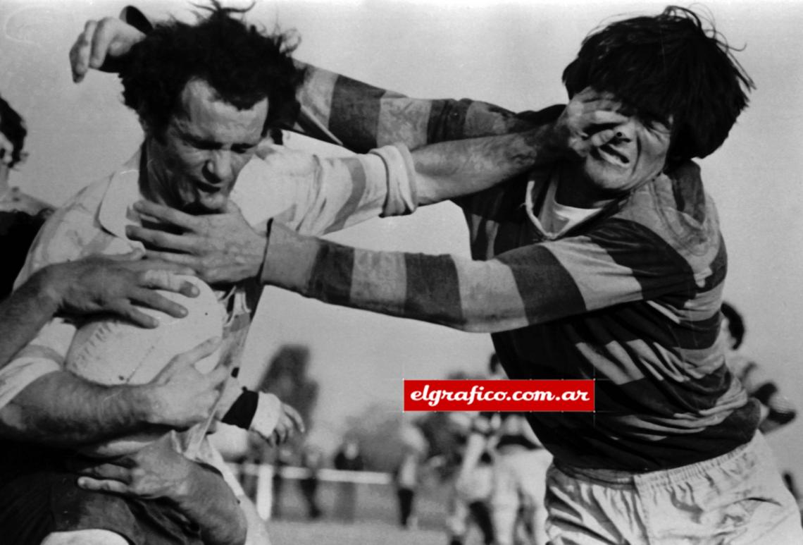 Imagen 1981. Alberto Contardi, de Banco Nación, trata de evitar el “abrazo” de Jorge Allen de CASI