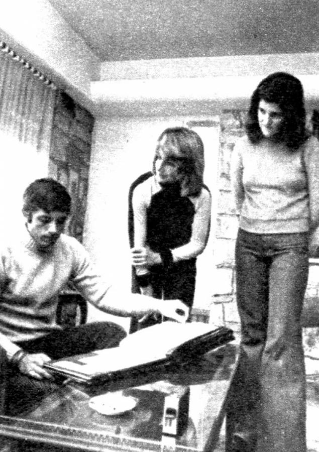Imagen El hogar, Guillermo, número uno del tenis argentino, recorre el álbum de los recortes periodísticos y las fotografías junto a mamá y a Marcela, su hermana.