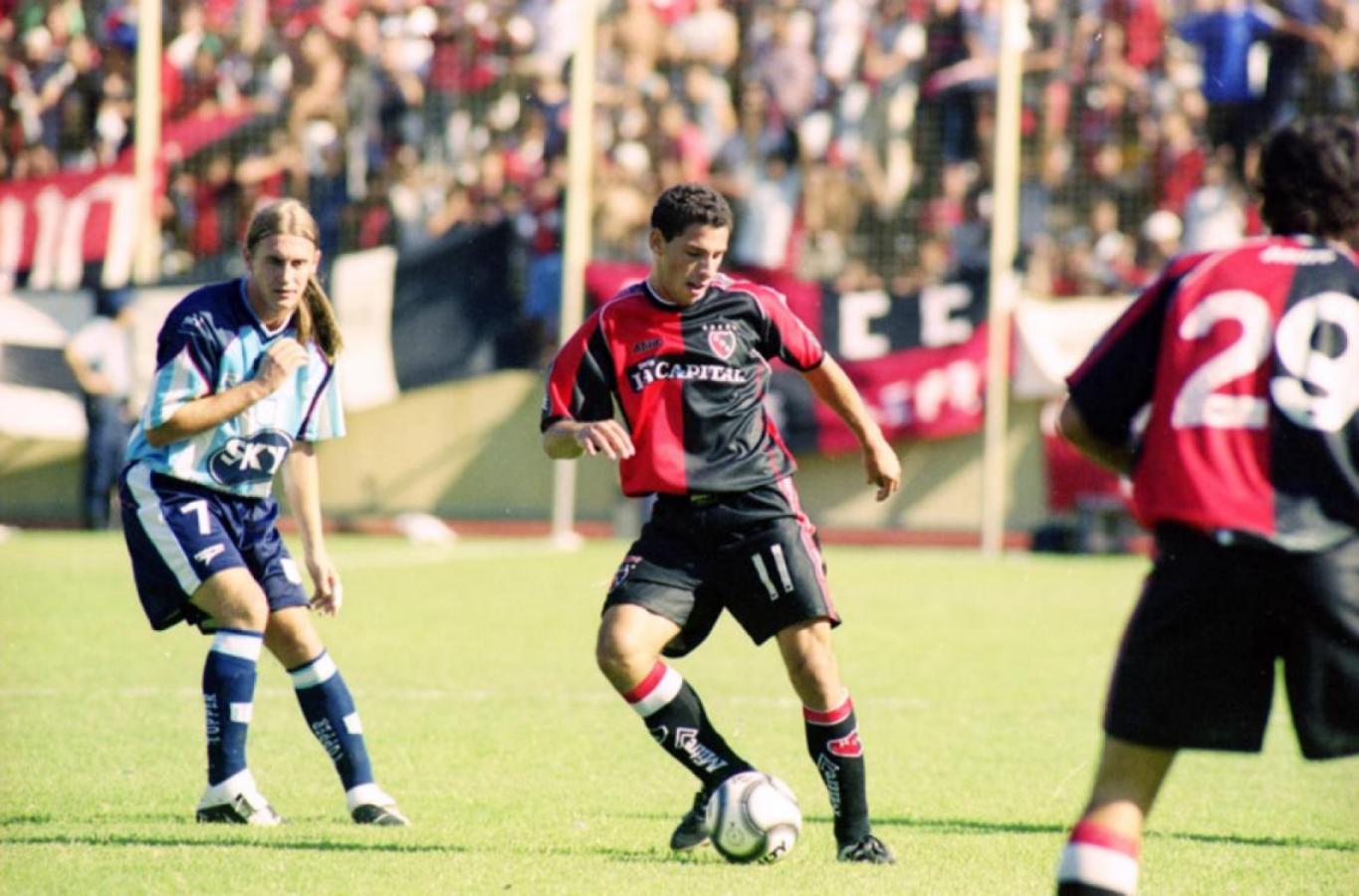 JOVENCITO, al poco tiempo de debutar en Newell´s, donde hizo las inferiores, aquí marcado por Bastía de Racing