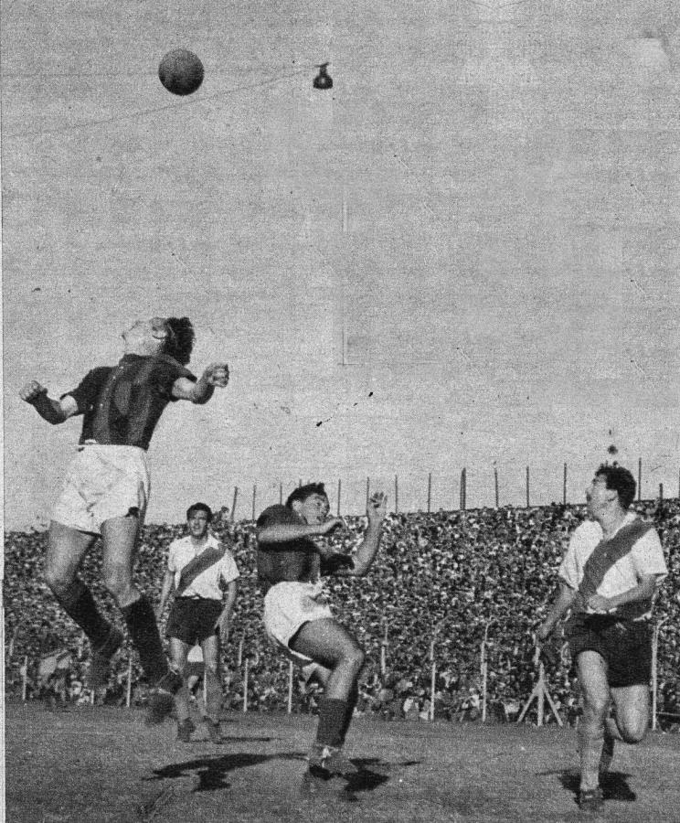 Danza estrafalaria esa que bailan Basso y Glini, de la que también desearía participar Labruna, si no fuera que la pelota se ha ido demasiado alto... La defensa de San Lorenzo marcó muy eficazmente y no hubo en ella puntos flojos, aunque sobresalió el trío de la línea media.