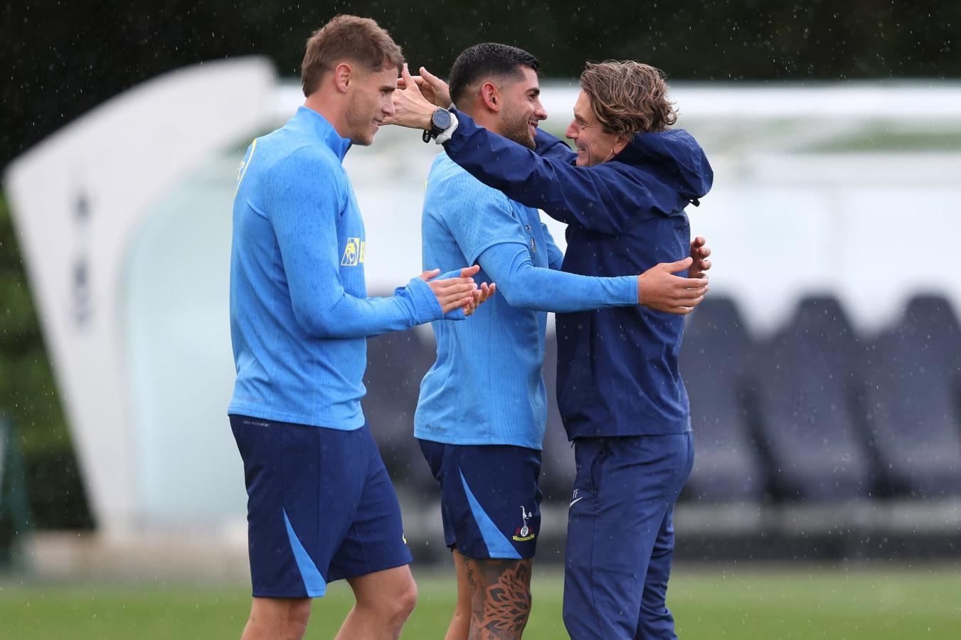 Imagen Cristian Romero, Thomas Frank y Micky van de Ven. Hay alegría en Tottenham.