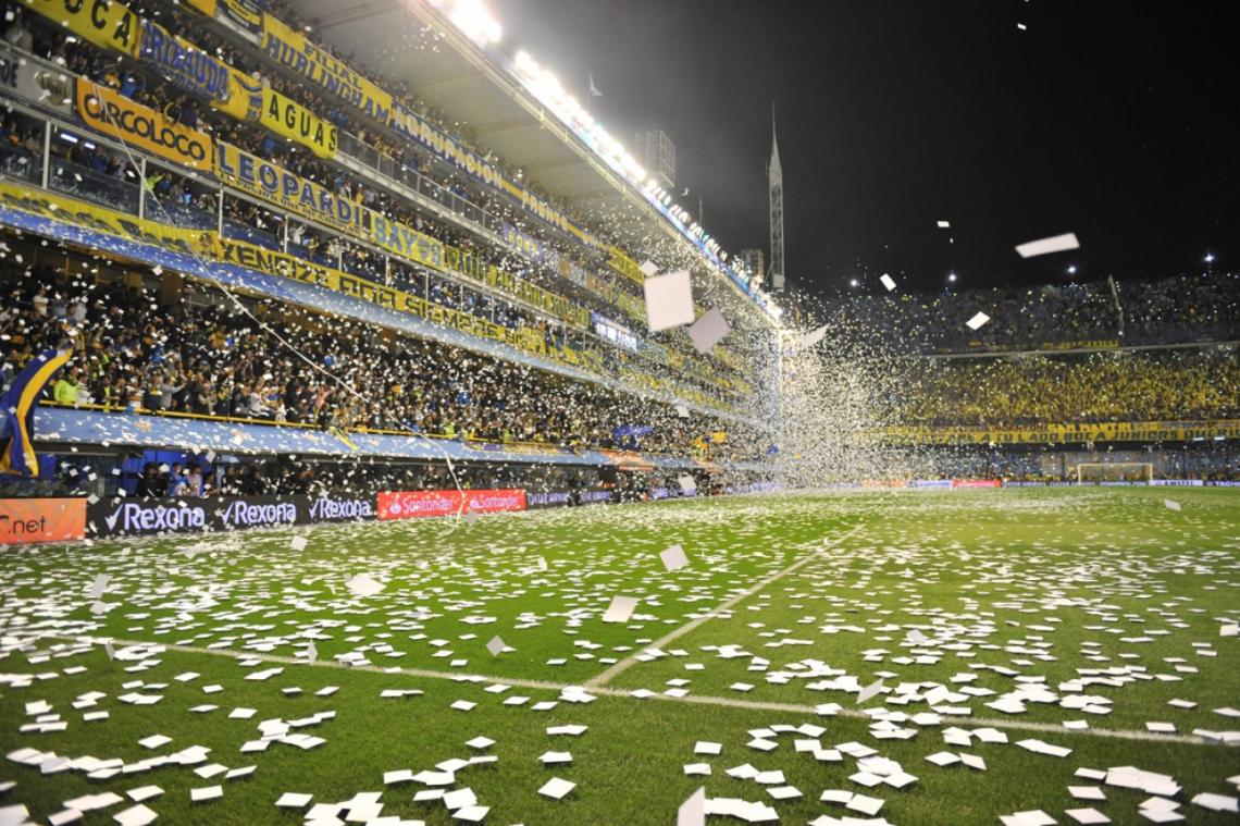 Imagen Tal fue la cantidad de papelitos que cayeron sobre el césped, que el partido se demoró unos minutos