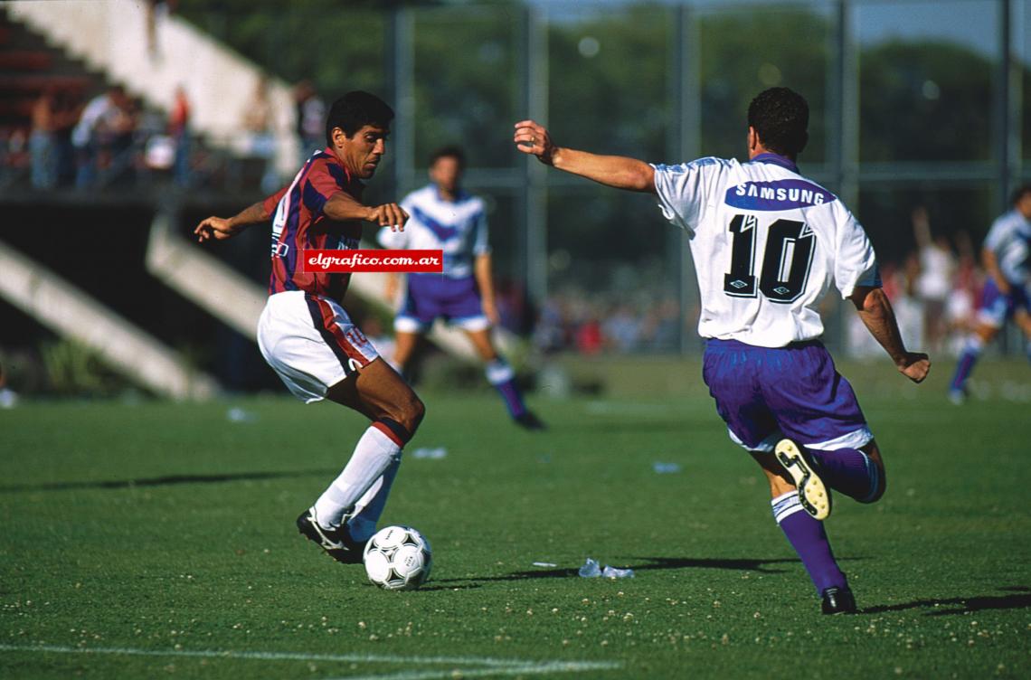 Imagen Paulo Silas enfrenta a Vélez en 1995. El brasillero llegó al Ciclón en 1994.