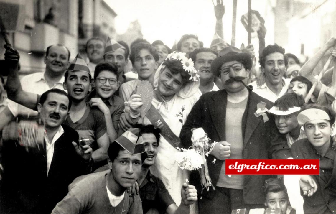 Imagen No podía faltar la ceremonia nupcial con la que culminó el romance entre Don Pedrín y Miss Campeonato 1954. La pareja desfiló por las calles del barrio y recibió las más diversas muestras de simpatía.