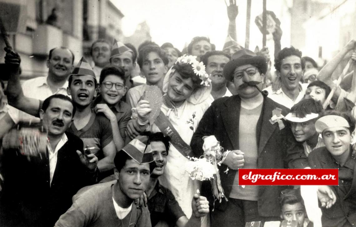 Imagen No podía faltar la ceremonia nupcial con la que culminó el romance entre Don Pedrín y Miss Campeonato 1954. La pareja desfiló por las calles del barrio y recibió las más diversas muestras de simpatía. 