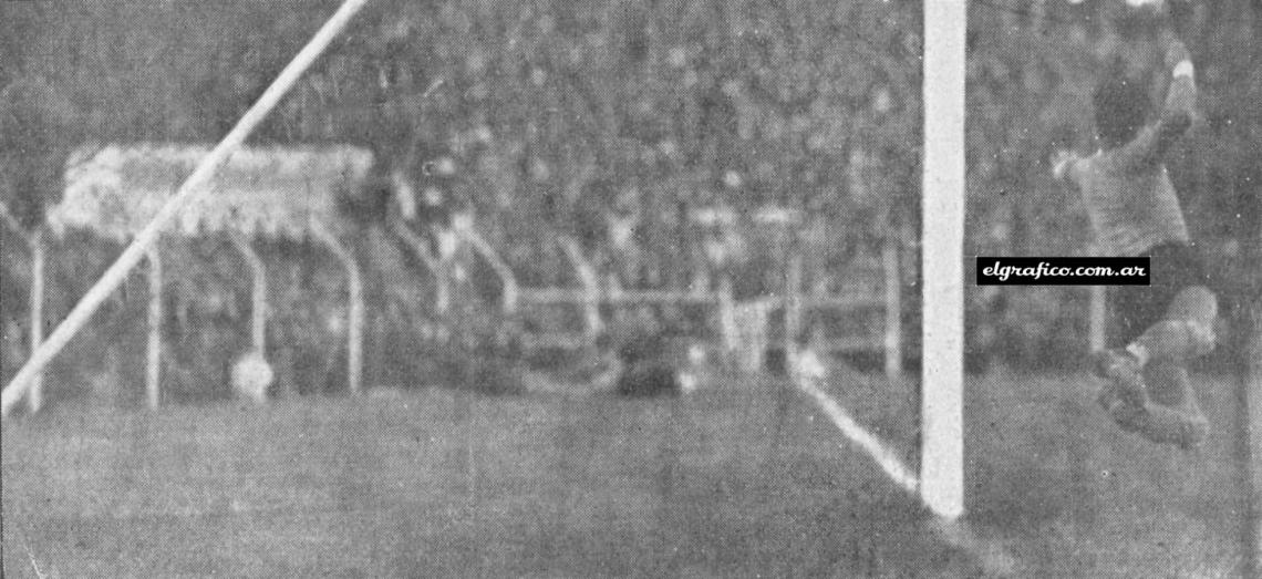 Imagen El gol de Sastre señalado en el segundo tiempo, tras recibir un pase de Erico y shotear la pelota de volea desde 25 metros.