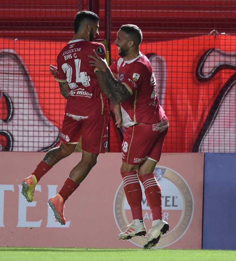 Imagen ALTO abrazo, el bicho debutó con victoria. CONMEBOL