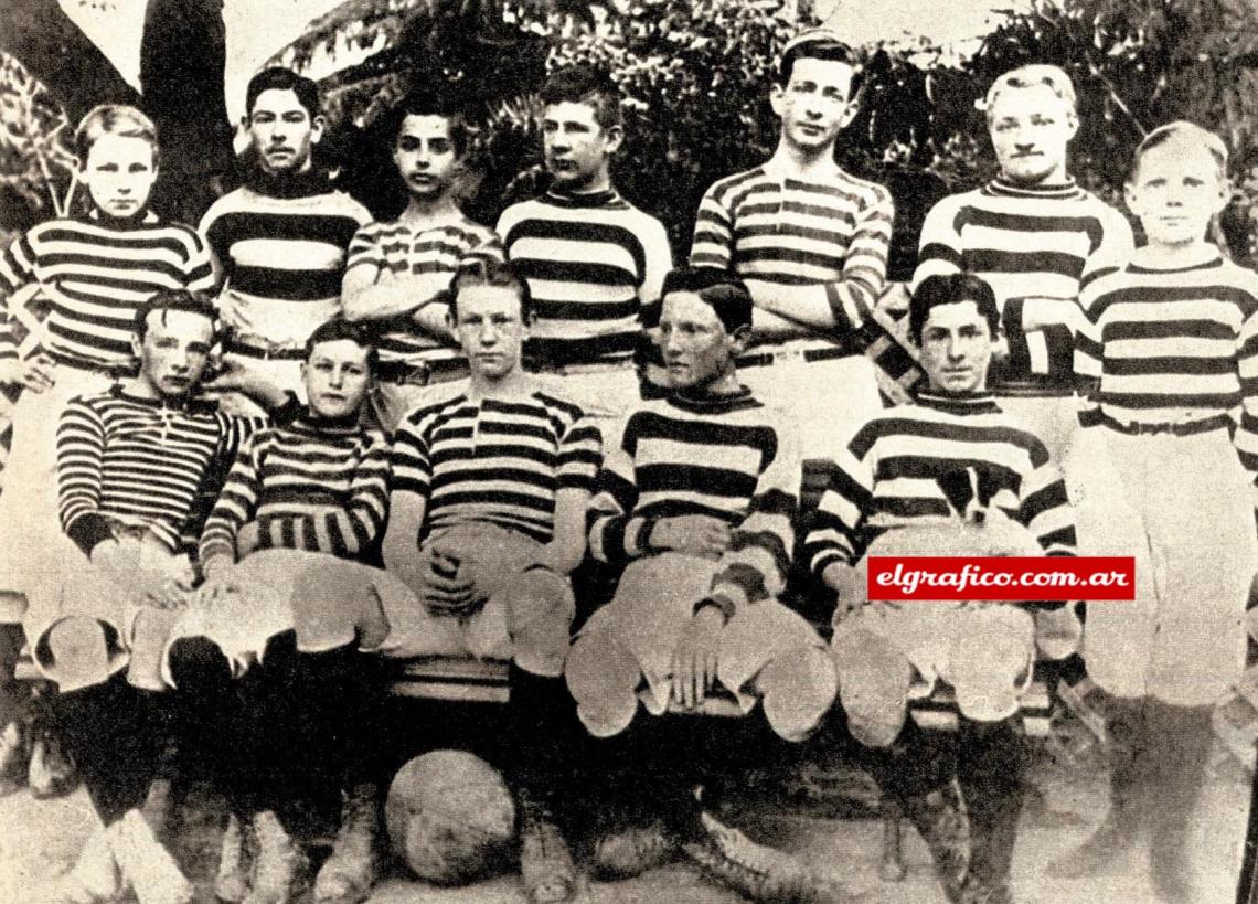Imagen El equipo del English High School, el de 1893, cuando participó del primer campeonato. En 1900, cuando se coronó campeón, la Liga le impidió seguir usando el nombre del colegio y los jóvenes estudiantes lo cambiaron por otro que se iba a convertir en leyenda del incipiente fútbol criollo: Alumni.