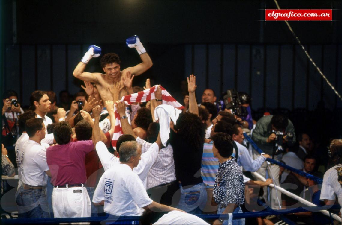 Imagen 1992. Julio César Vásquez en andas después de destruir en el round 1 al japonés Kamiyama y consagrarse campeón mundial Súper Walter (AMB) en Buenos Aires. 