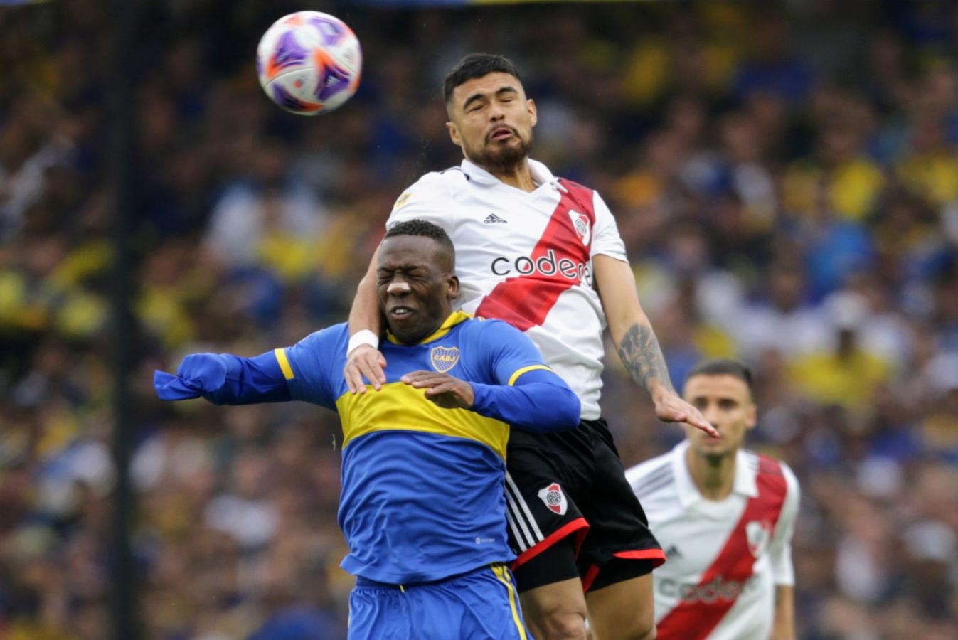 Imagen La molestia en la rodilla podría dejar a Paulo Díaz afuera del duelo con Boca.